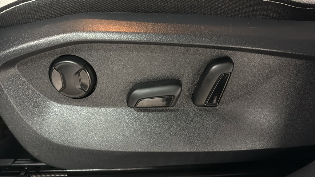 Certified 2025 Volkswagen Taos SE image 17