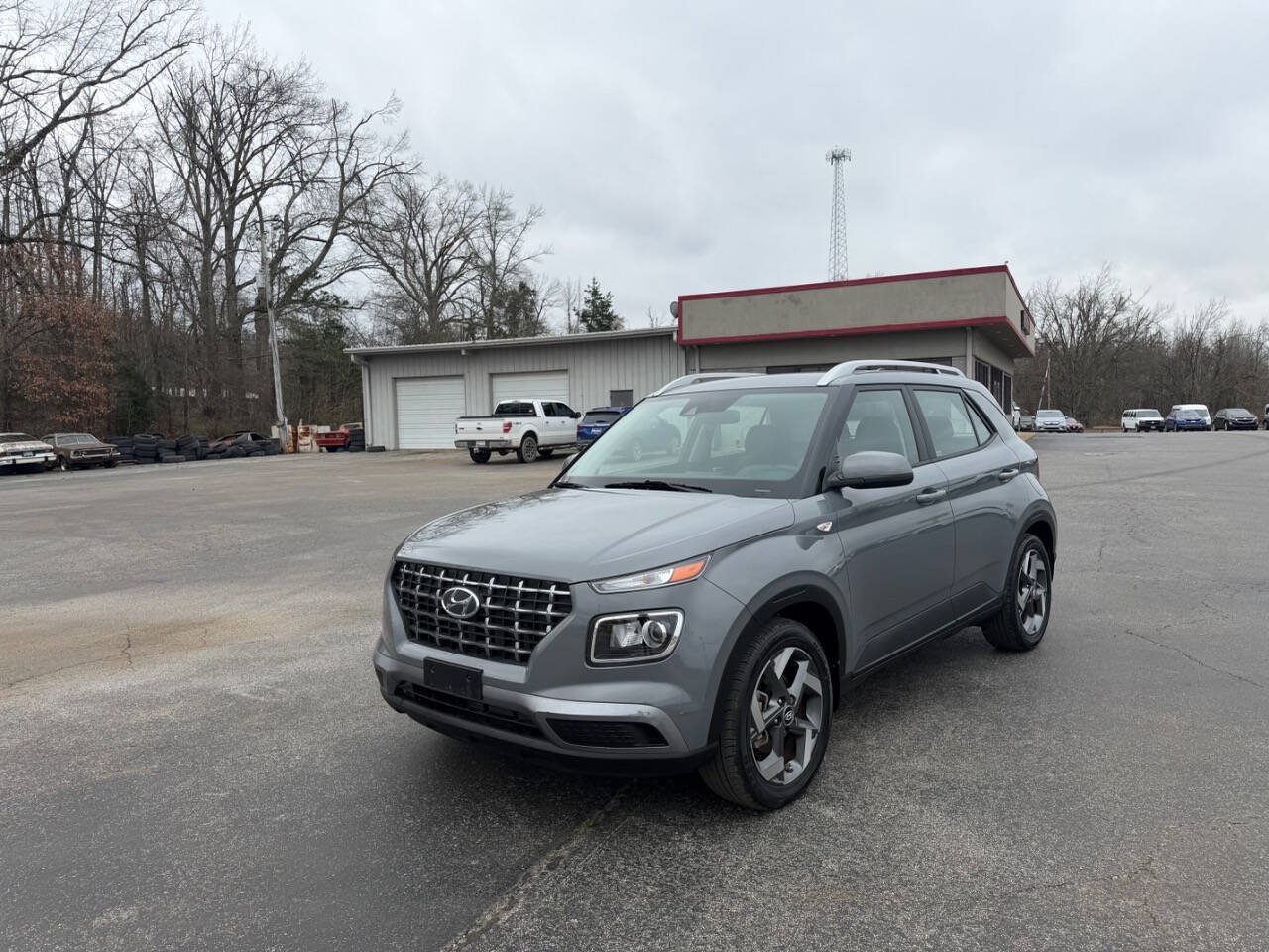 Used 2021 Hyundai Venue SEL FWD image 2