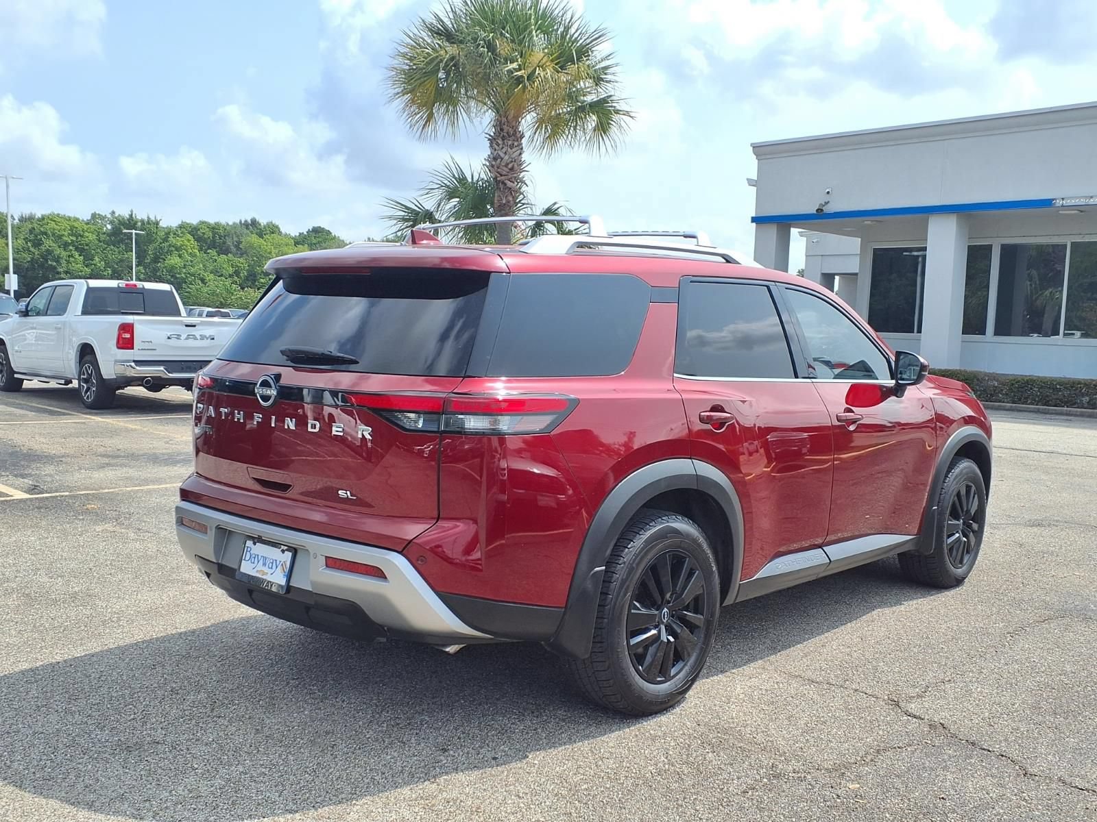 Used 2023 Nissan Pathfinder SL FWD image 2