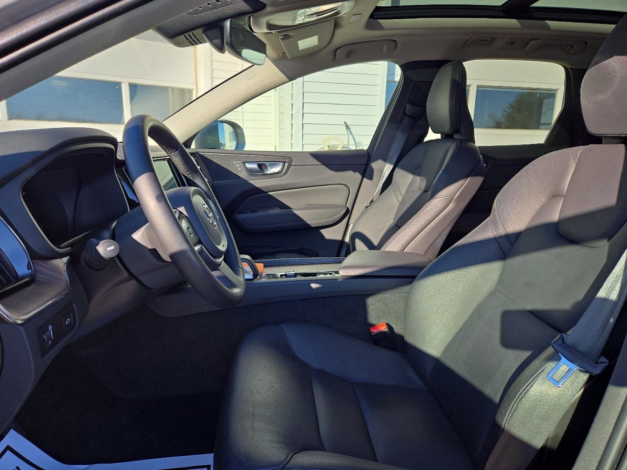 Used 2022 Volvo XC60 B5 Momentum image 13