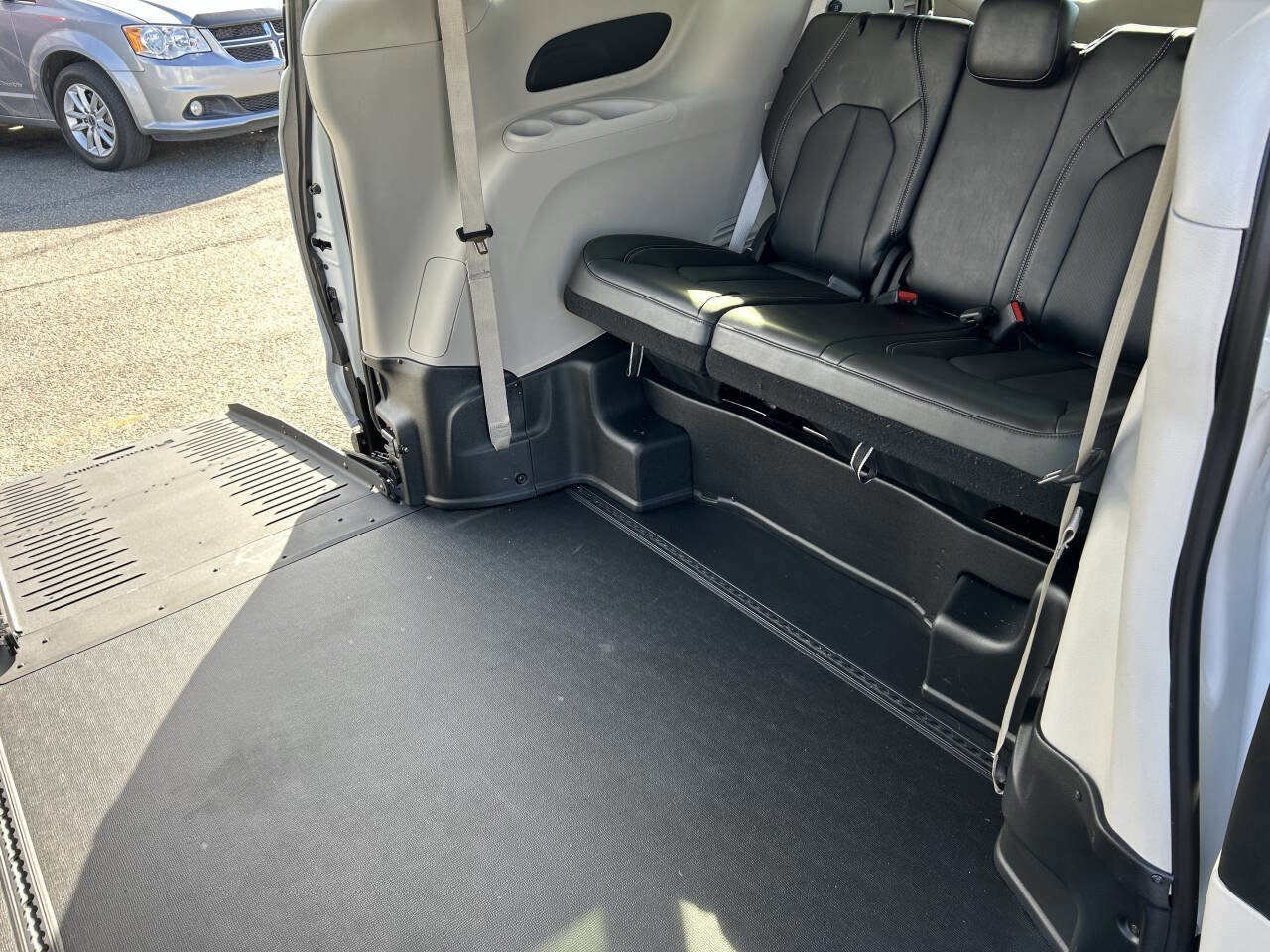 Used 2024 Chrysler Pacifica Touring-L image 25