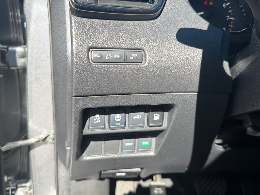 Used 2020 Nissan Rogue SV FWD image 38