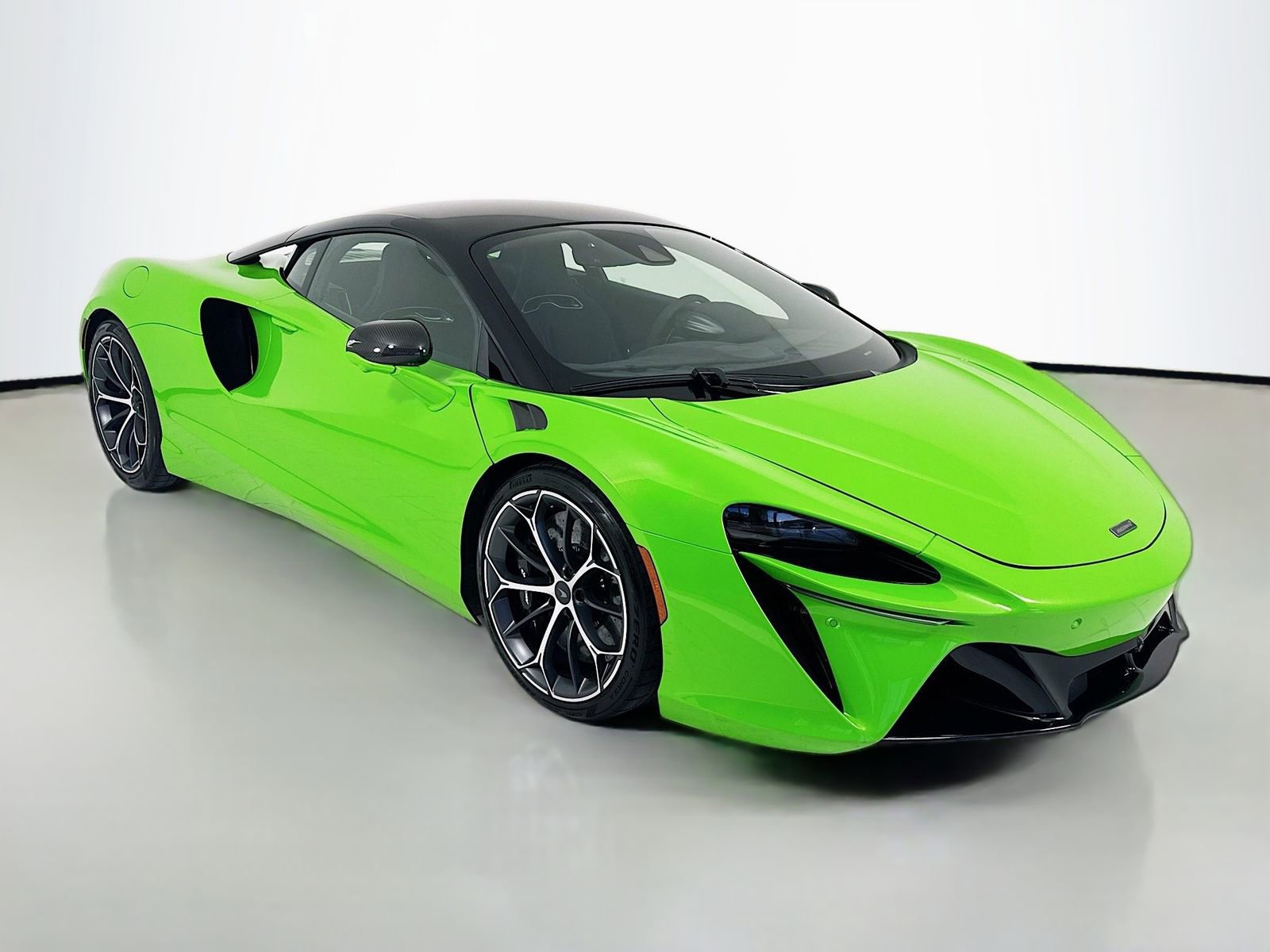 Used 2025 McLaren Artura image 1