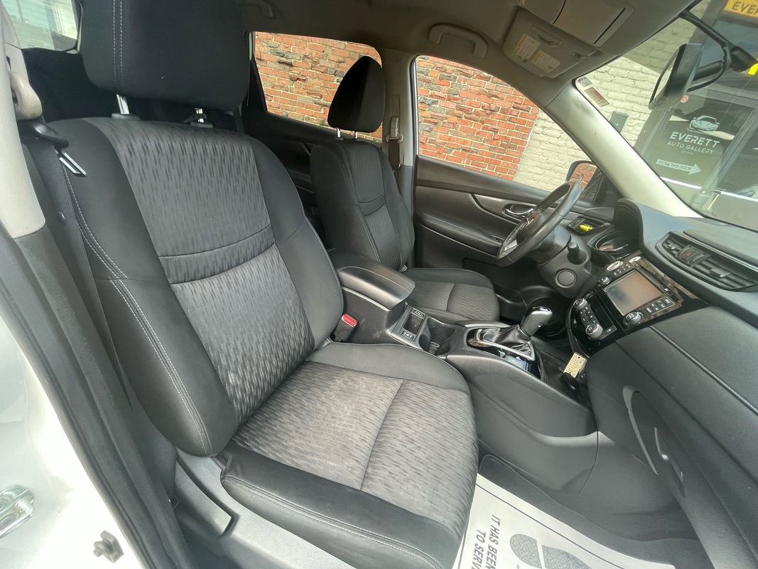 Used 2017 Nissan Rogue SV w/ SV Premium Package image 18