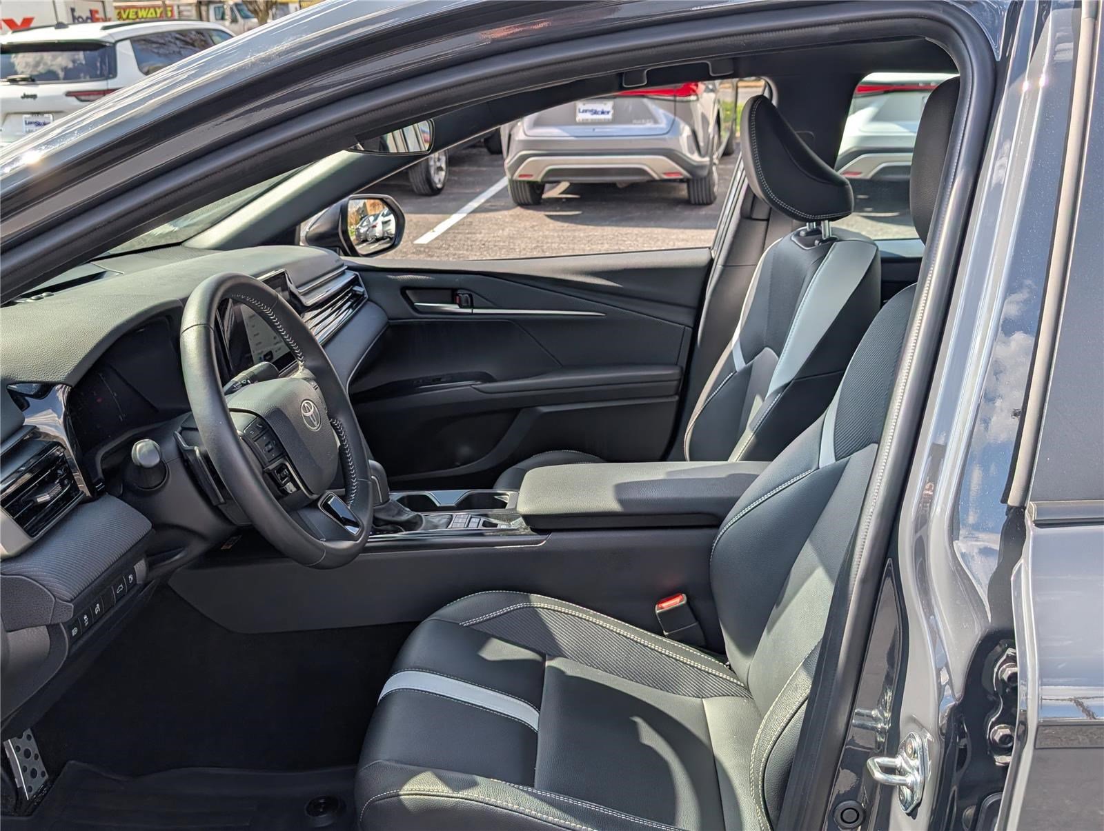 Used 2025 Toyota Camry SE image 15