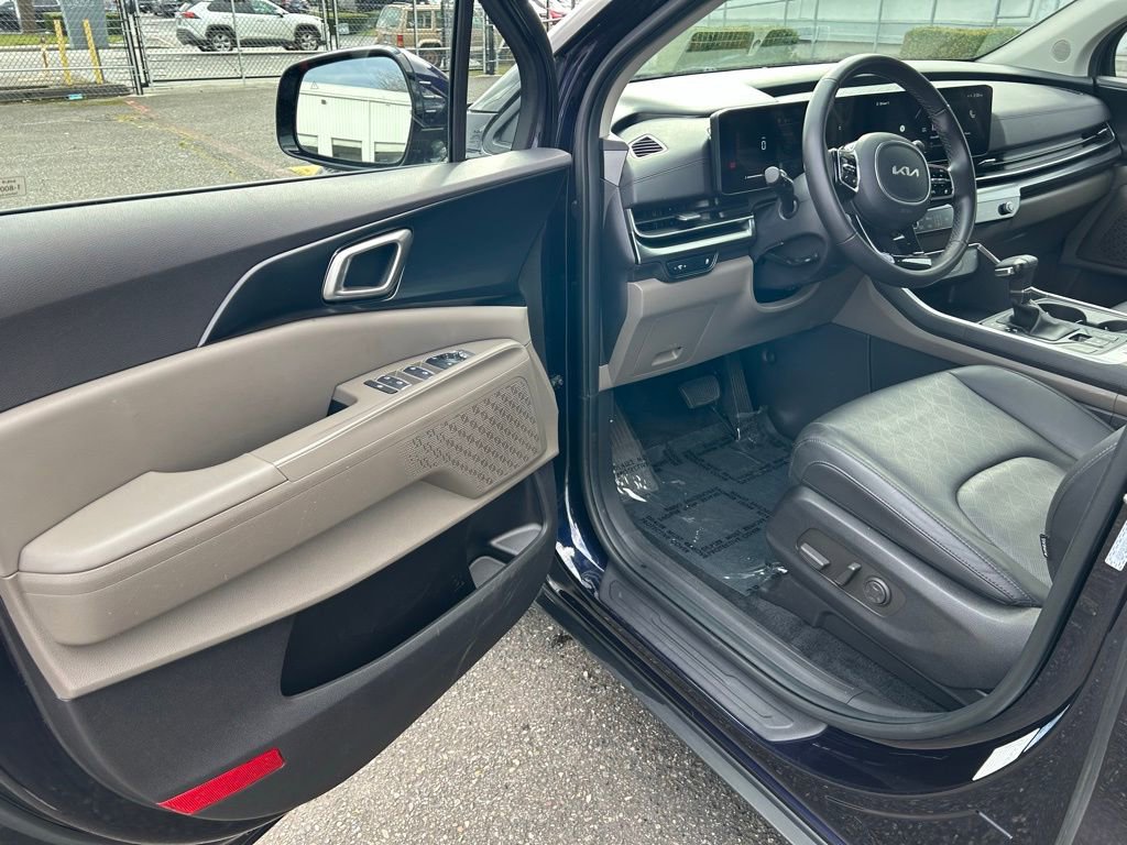 Used 2025 Kia Carnival image 9
