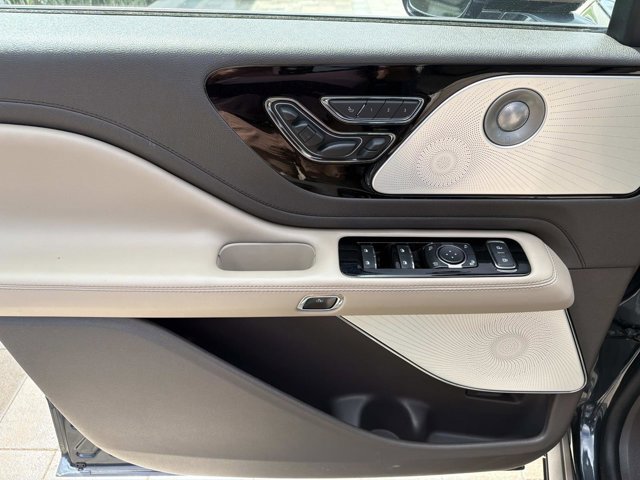 Certified 2022 Lincoln Aviator Reserve w/ Equipment Group 201A image 11