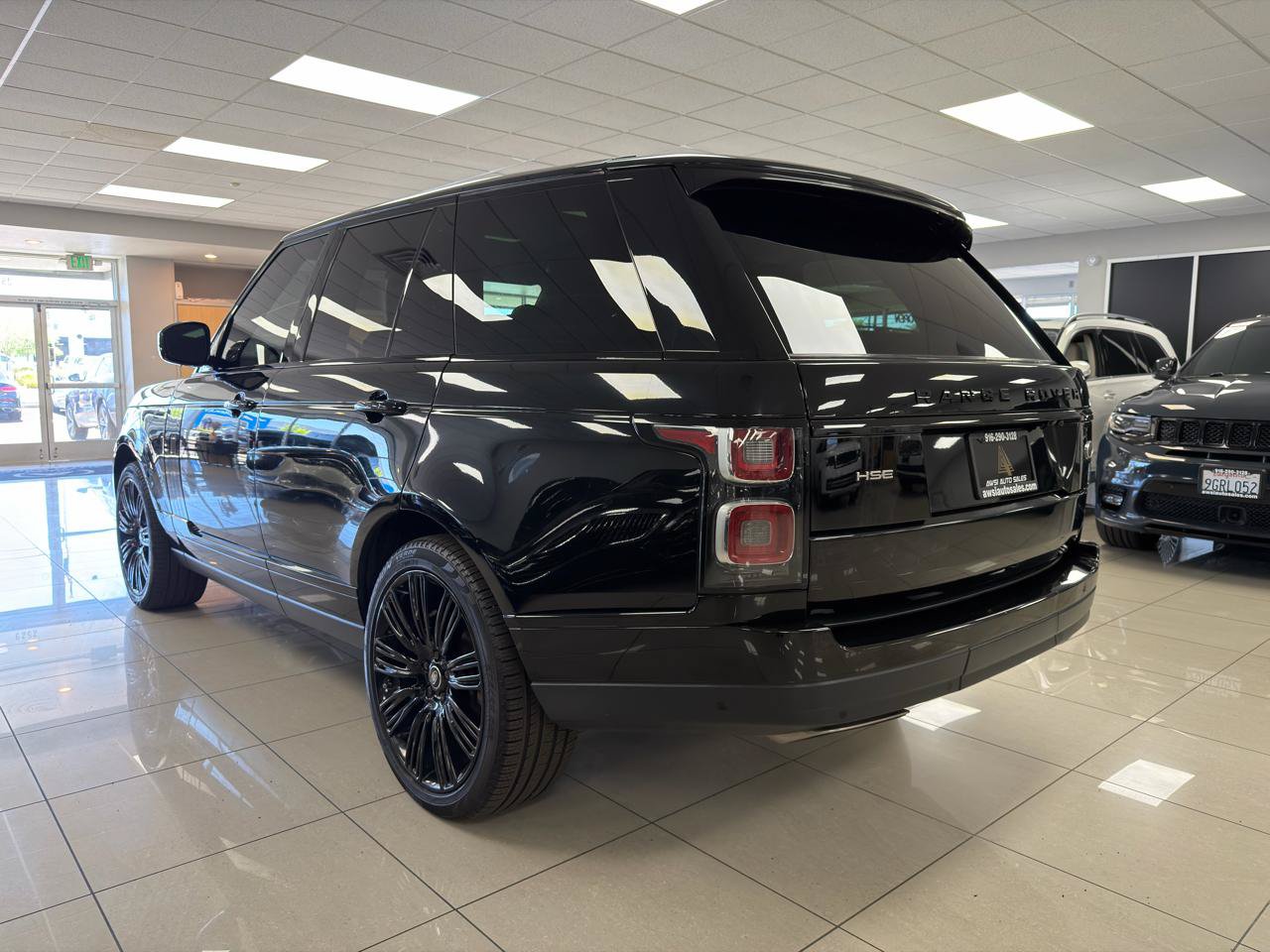 Used 2019 Land Rover Range Rover HSE AWD/4WD image 2