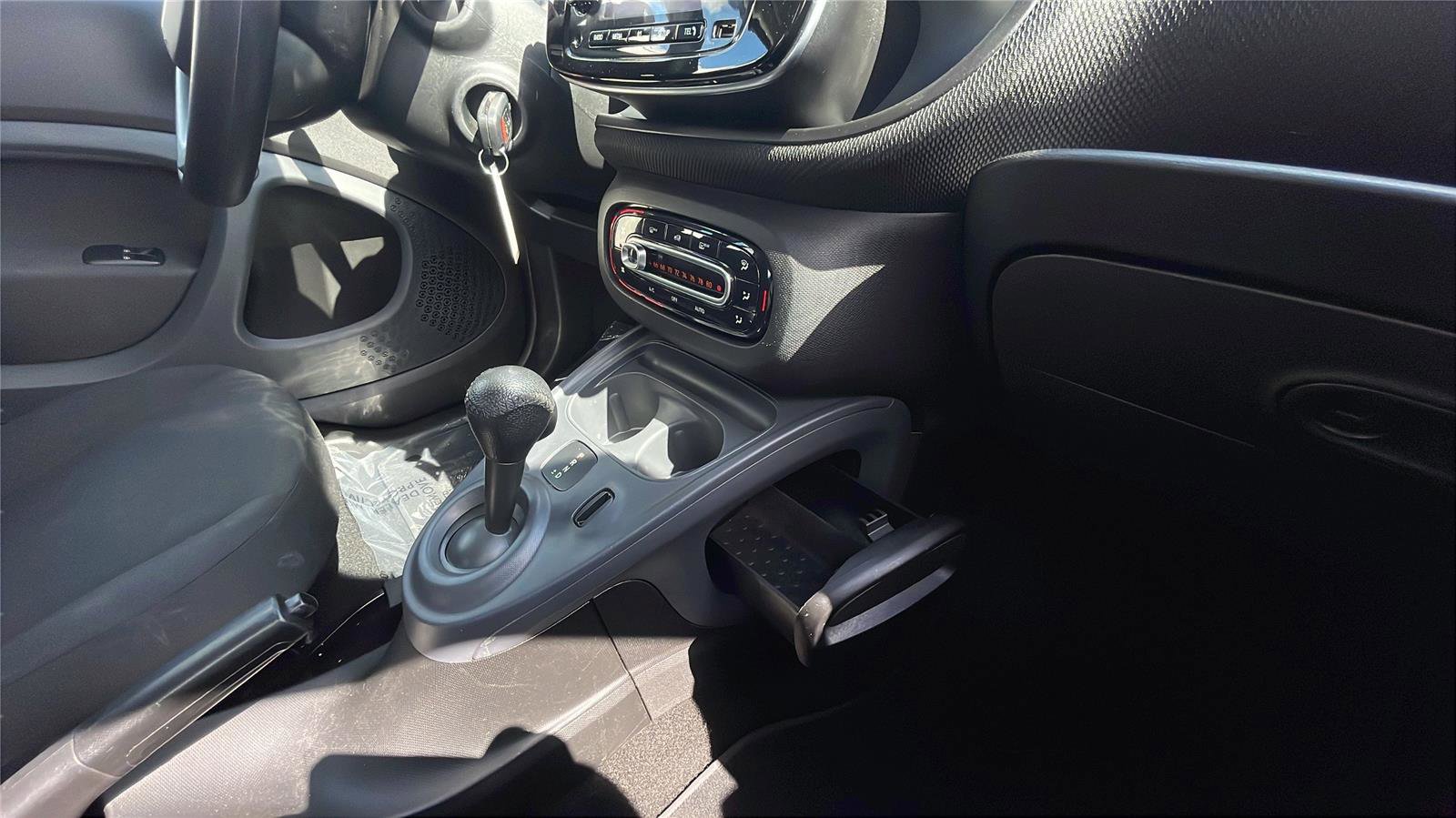 Used 2016 smart fortwo passion image 18