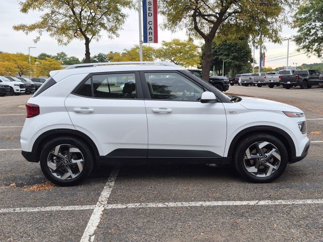 Used 2022 Hyundai Venue SEL FWD image 2