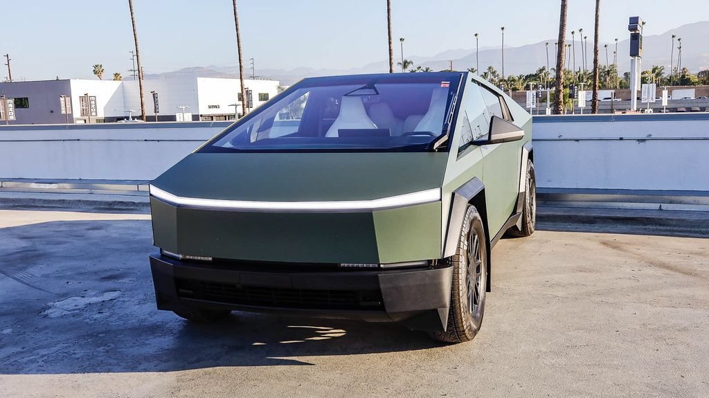 Used 2025 Tesla Cybertruck AWD Crew Cab image 4