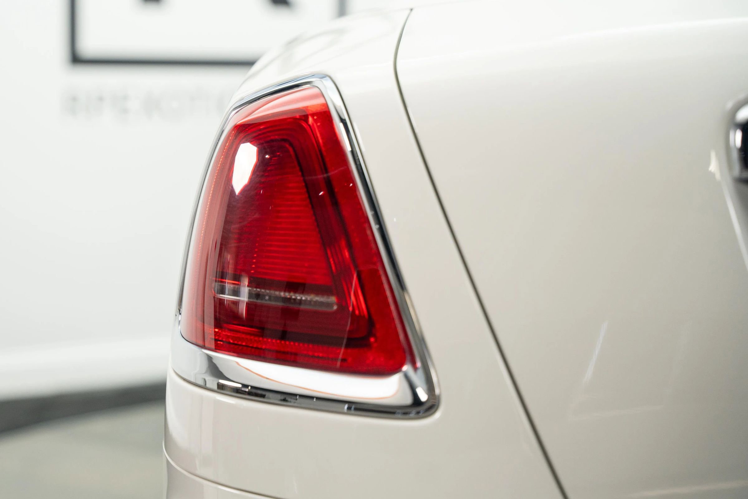 Used 2017 Rolls-Royce Dawn image 30