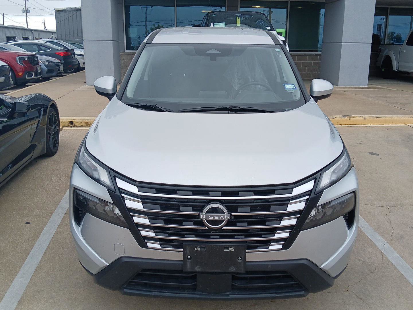 Used 2025 Nissan Rogue SV image 4