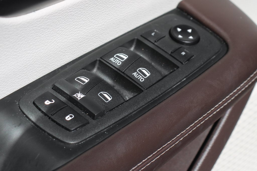 Used 2021 Chrysler Pacifica Touring w/ Uconnect Theater Family Group image 17