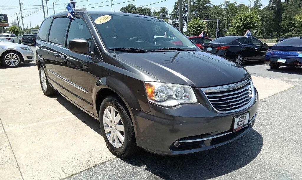Used 2016 Chrysler Town & Country Touring image 5