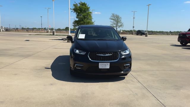 Used 2024 Chrysler Pacifica Touring-L image 3