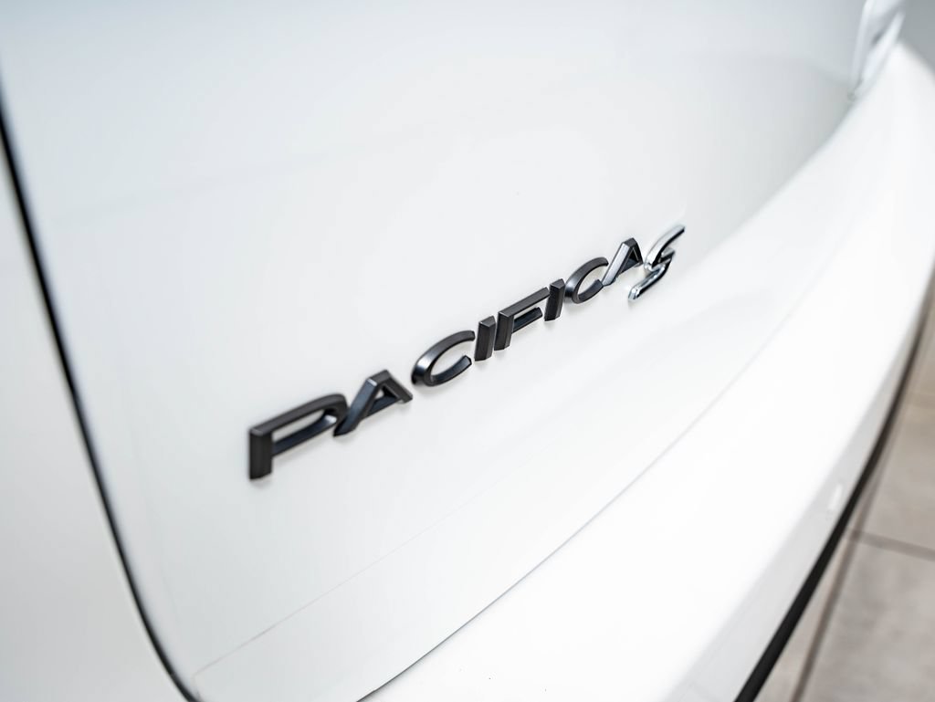 Used 2022 Chrysler Pacifica Limited w/ Uconnect Theater Family Group AWD/4WD image 16
