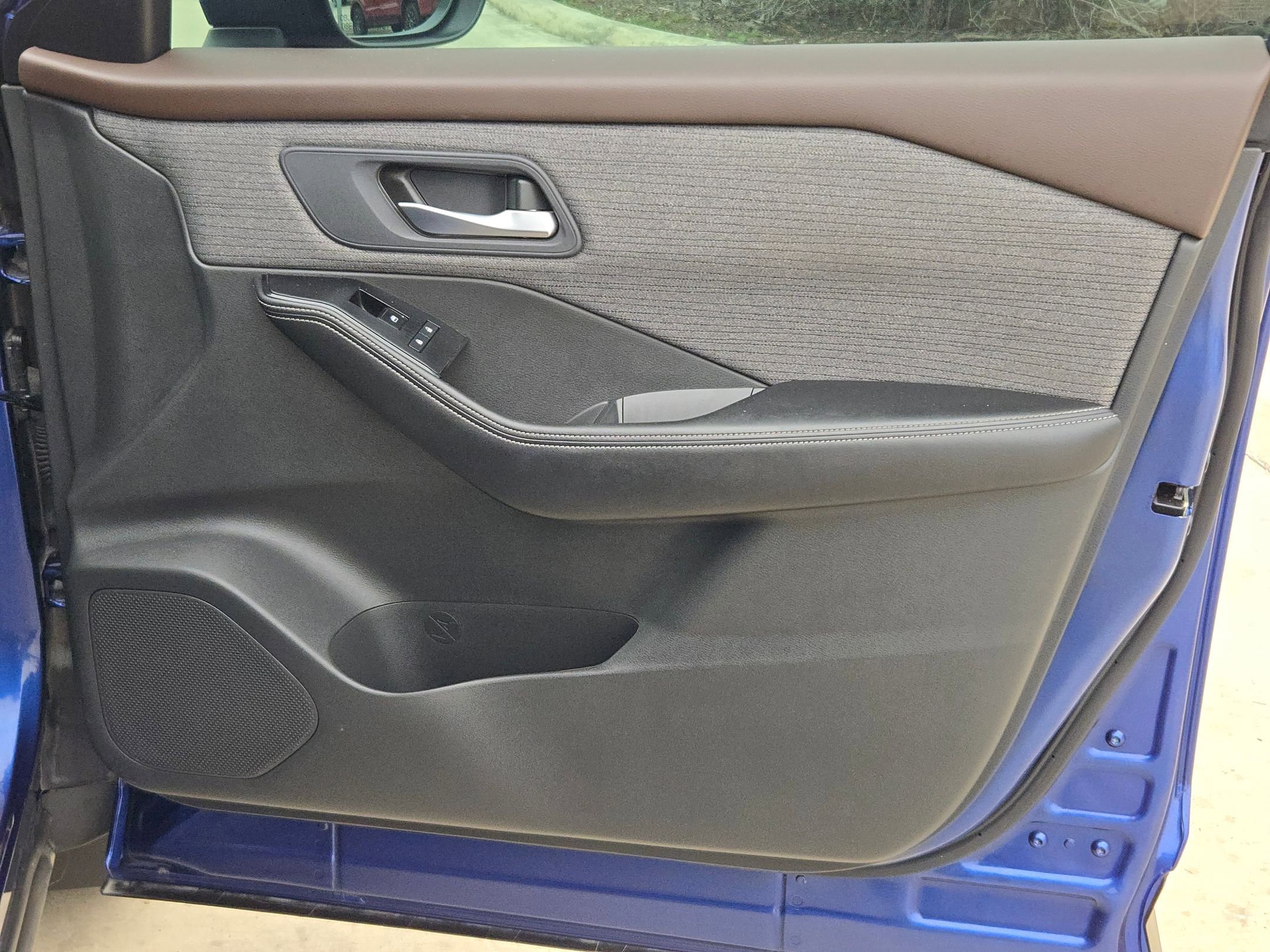 Used 2023 Nissan Rogue SV image 30