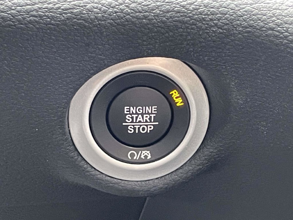 Certified 2025 Chrysler Pacifica Limited FWD image 38