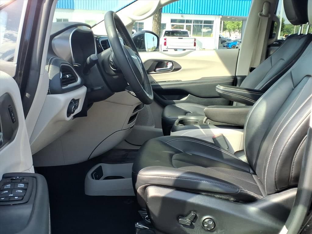 Used 2024 Chrysler Pacifica Limited FWD image 19