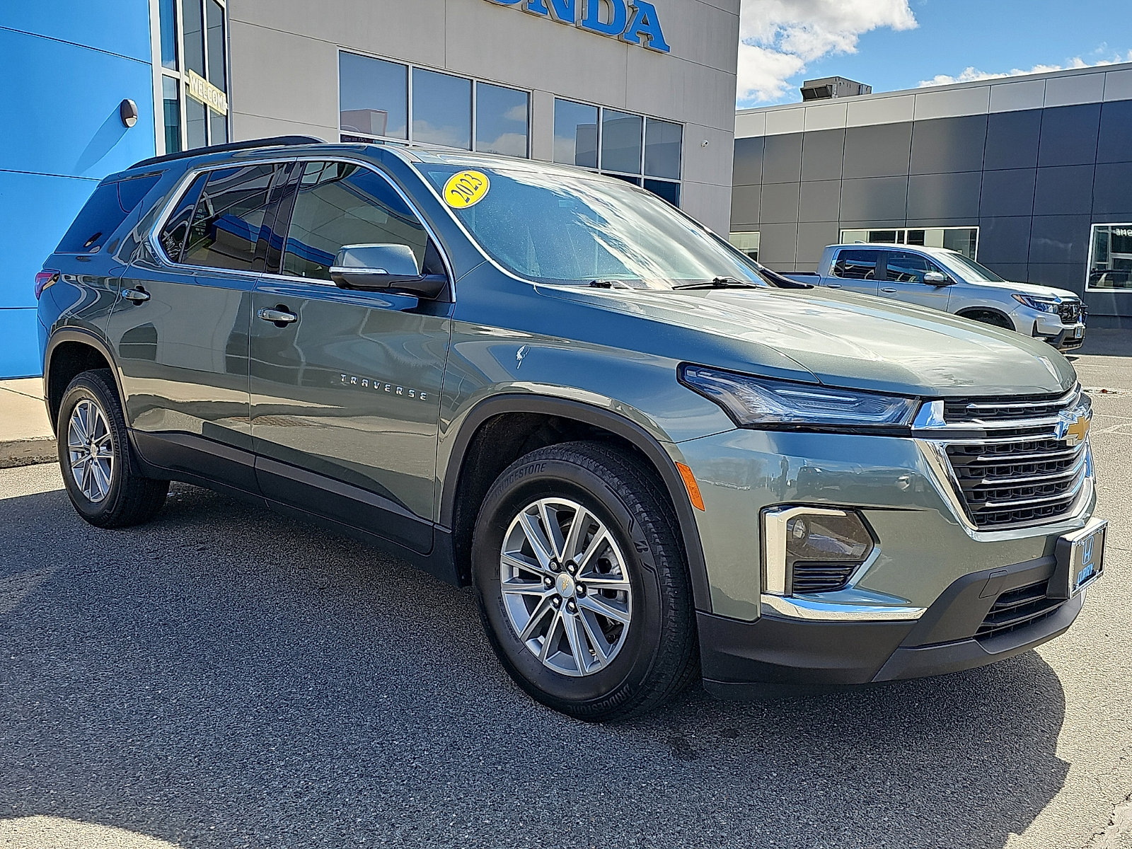 Used 2023 Chevrolet Traverse LT w/ Rear Camera Mirror Package image 3
