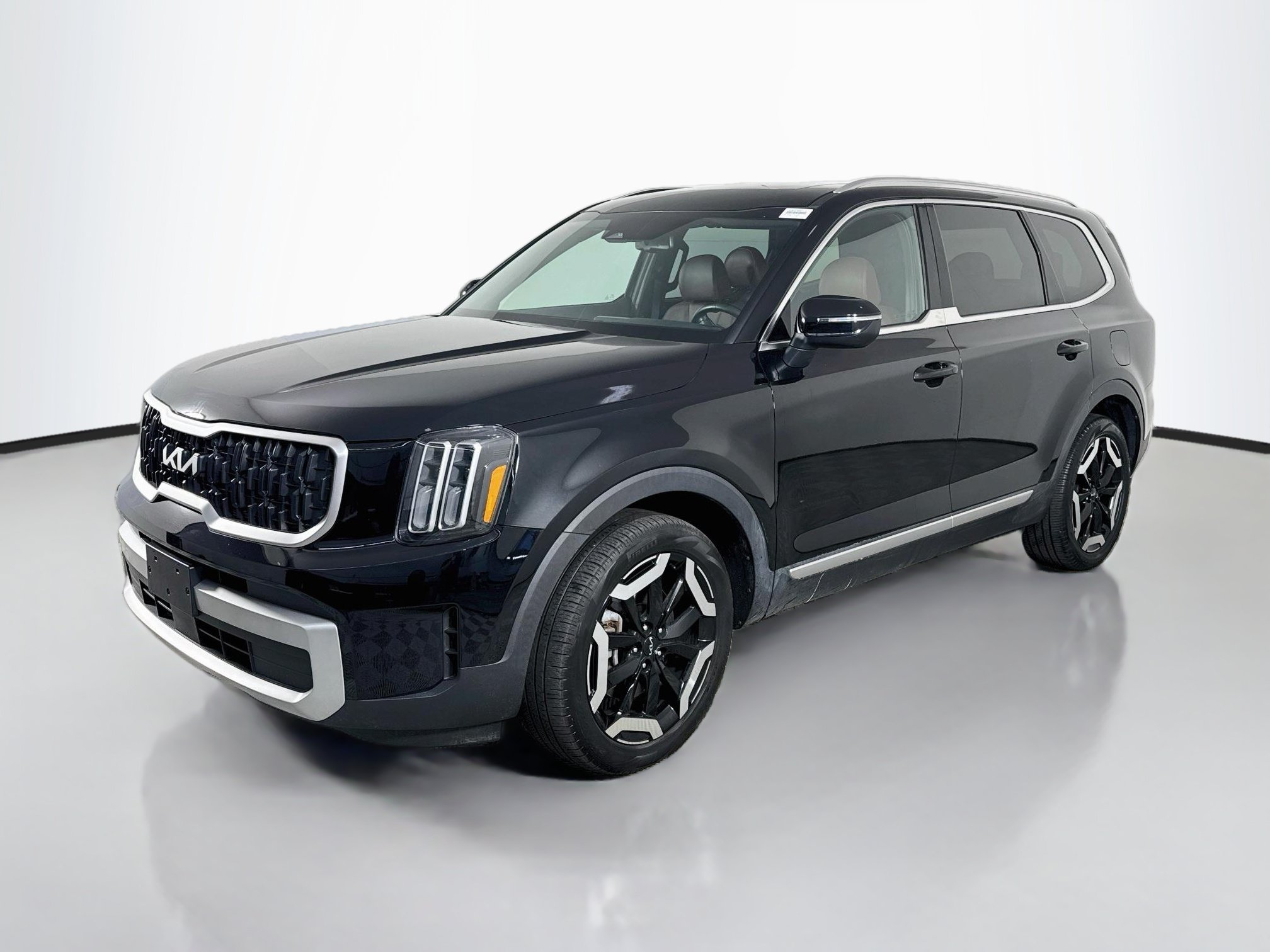 Used 2024 Kia Telluride EX w/ EX Captain's Chair Package FWD image 4