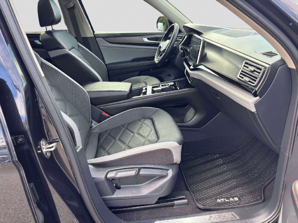 Certified 2024 Volkswagen Atlas Peak Edition SE AWD/4WD image 21