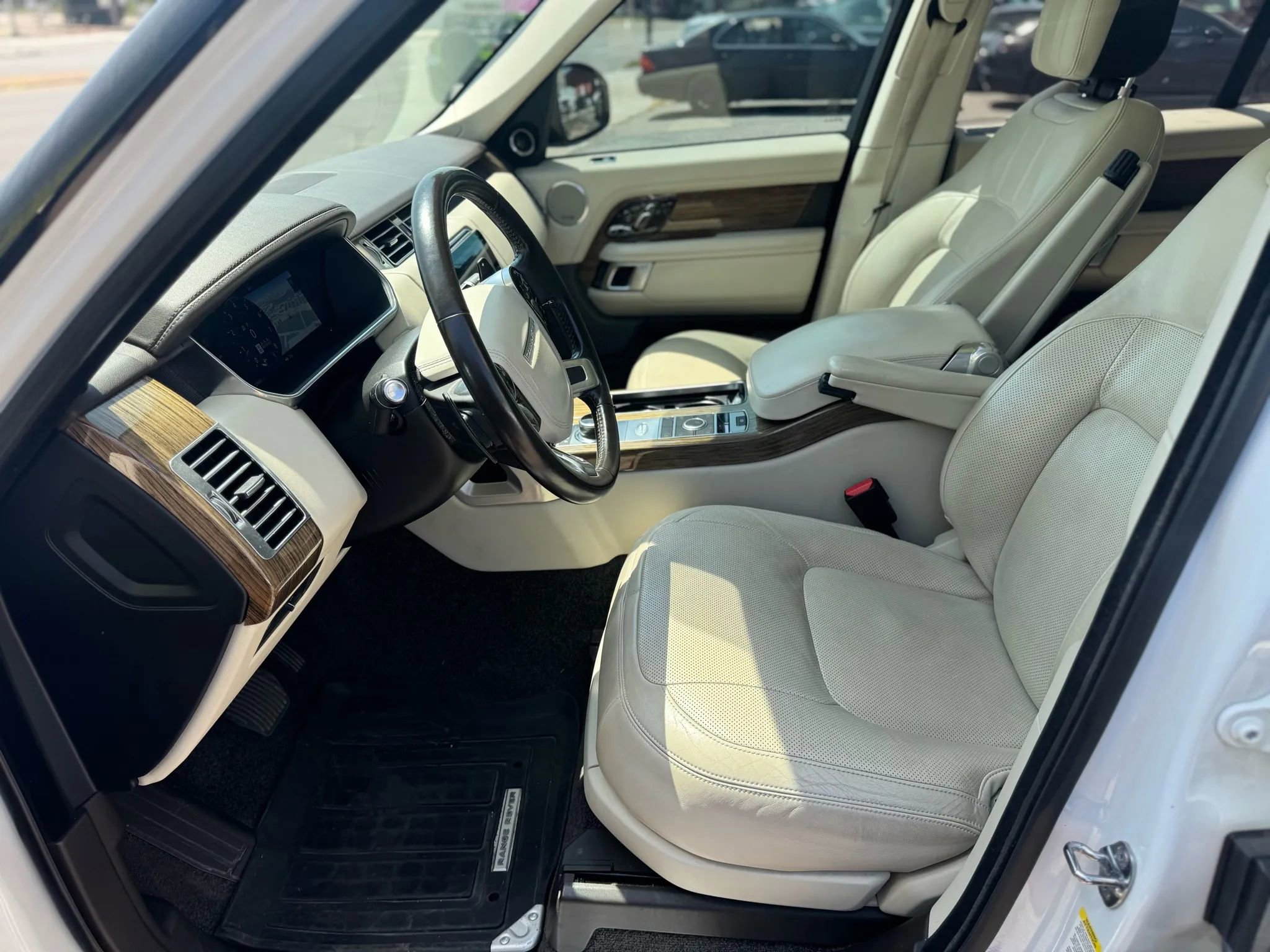 Used 2019 Land Rover Range Rover HSE image 19