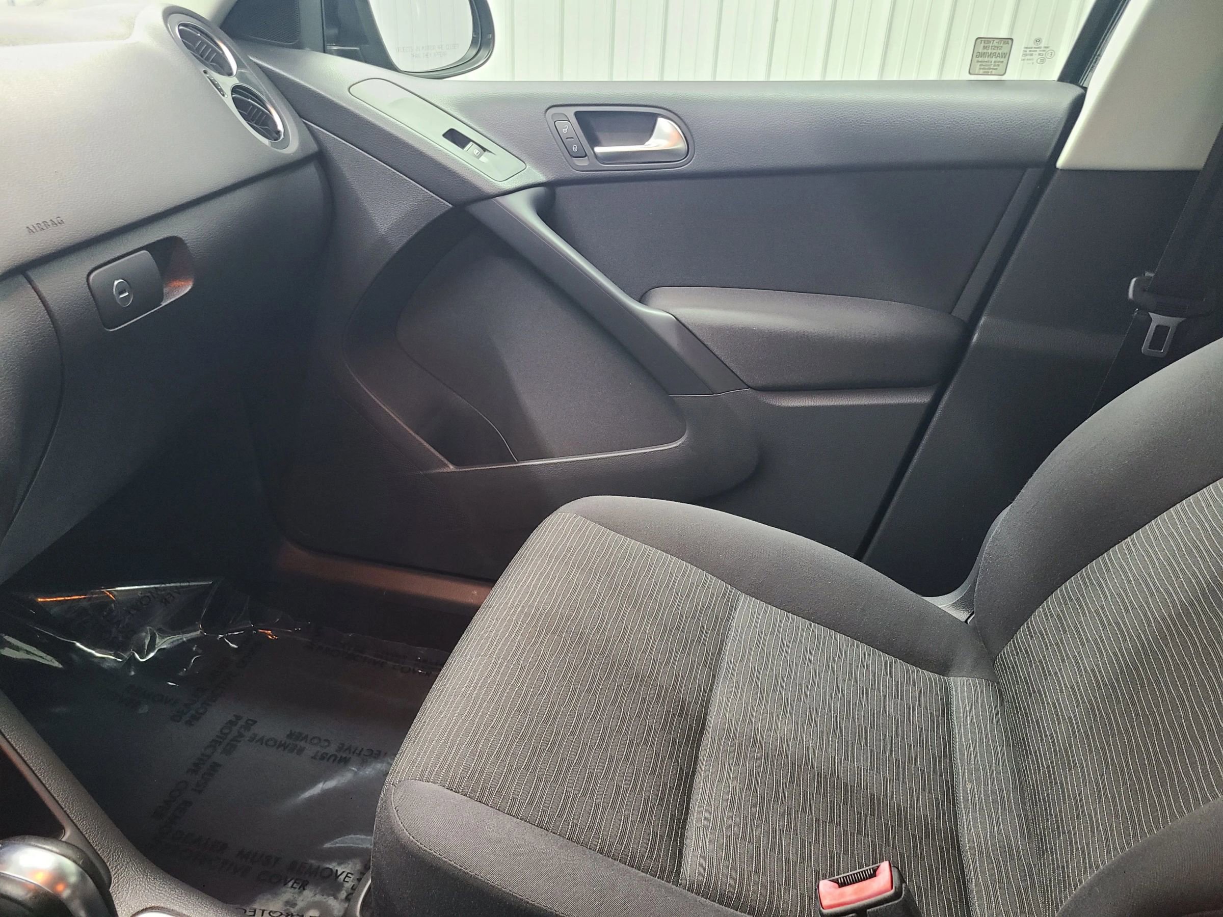 Used 2014 Volkswagen Tiguan S image 24