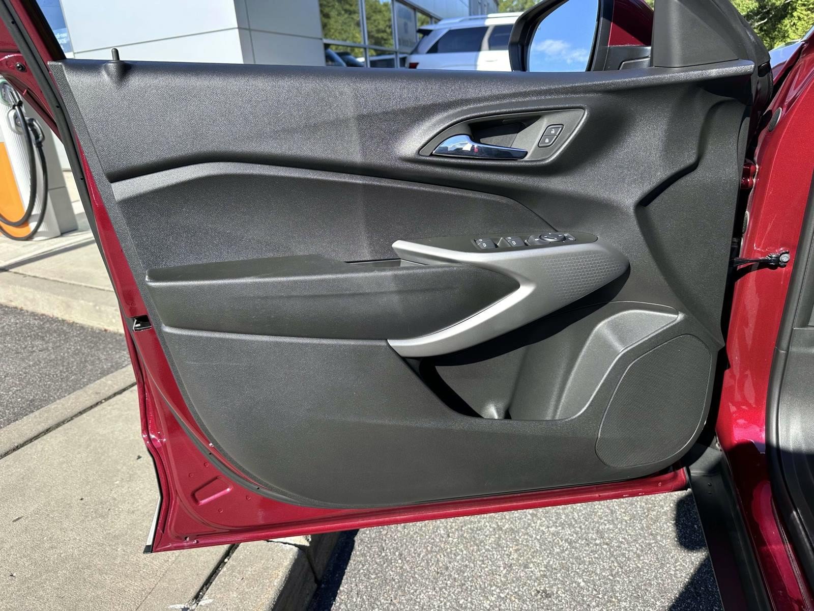 Used 2024 Chevrolet Trax LS w/ LS Convenience Package FWD image 8