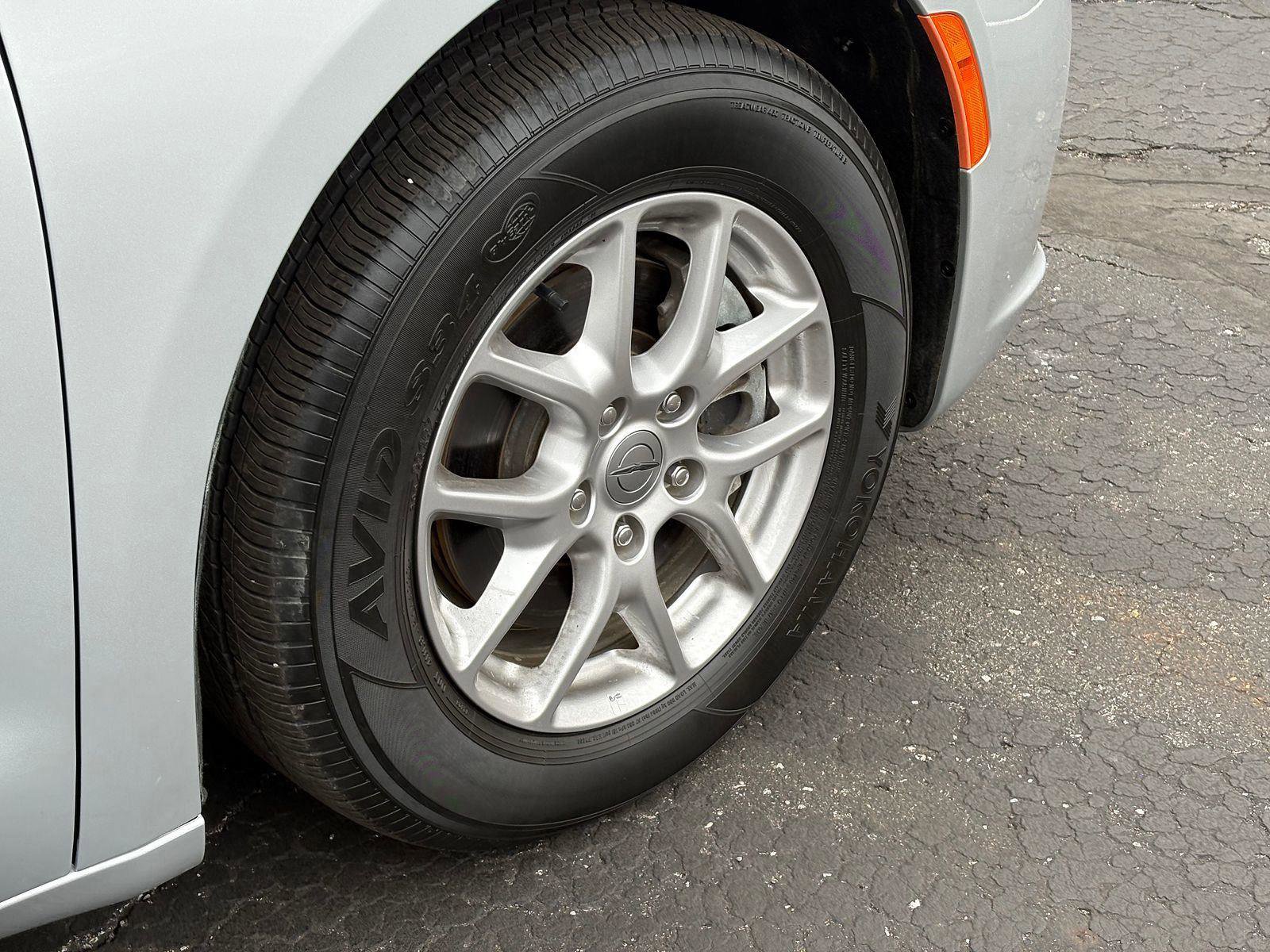 Used 2024 Chrysler Pacifica Touring-L FWD image 9