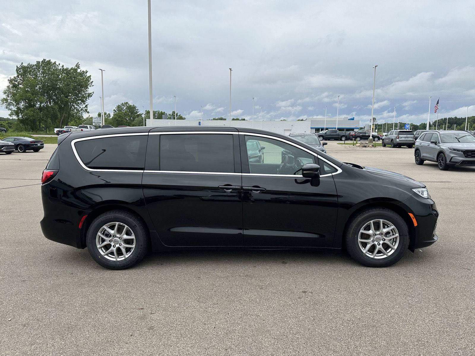 Used 2025 Chrysler Pacifica Select FWD image 7