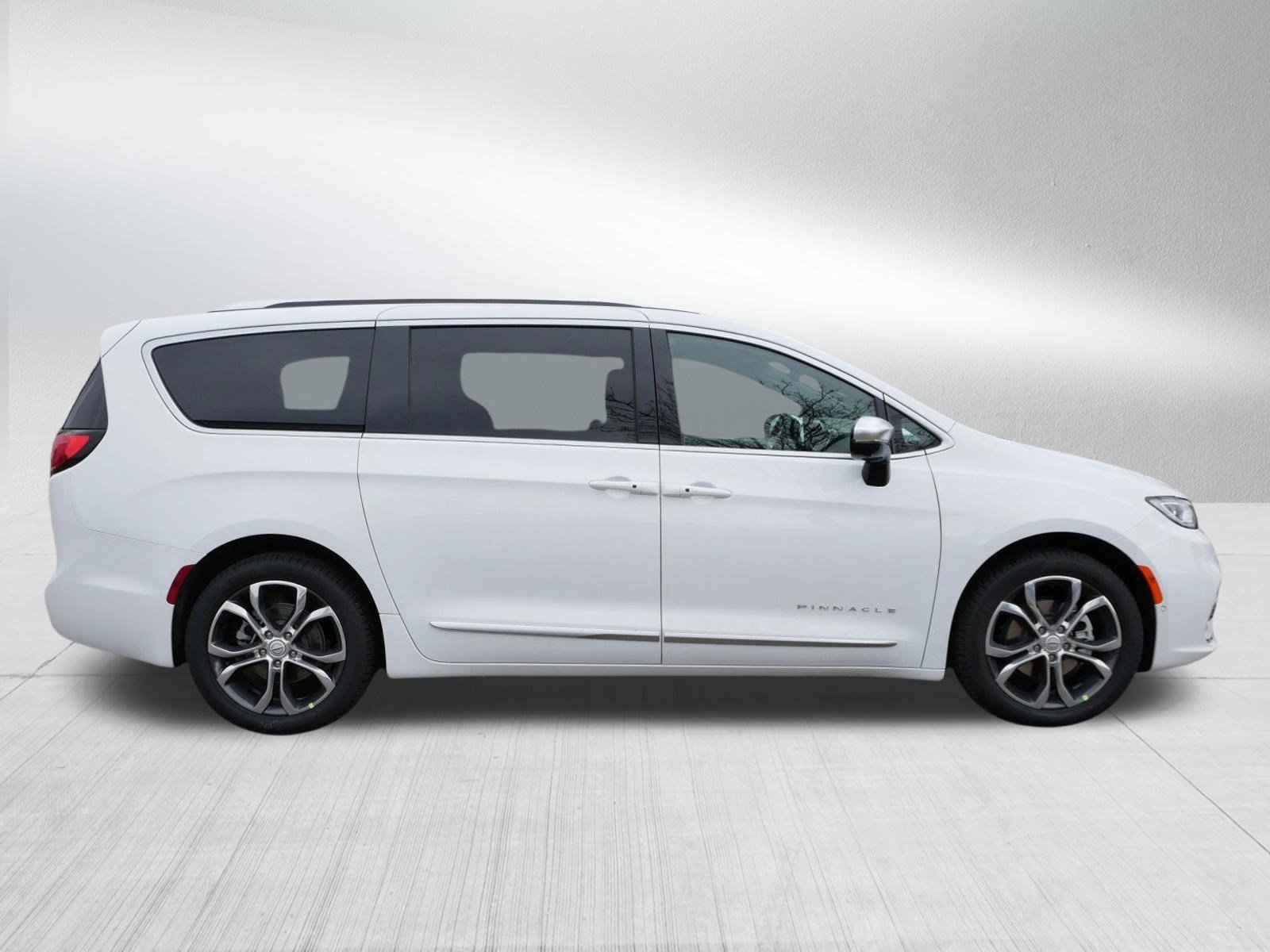 New 2026 Chrysler Pacifica Pinnacle w/ Trailer Tow Group FWD image 8