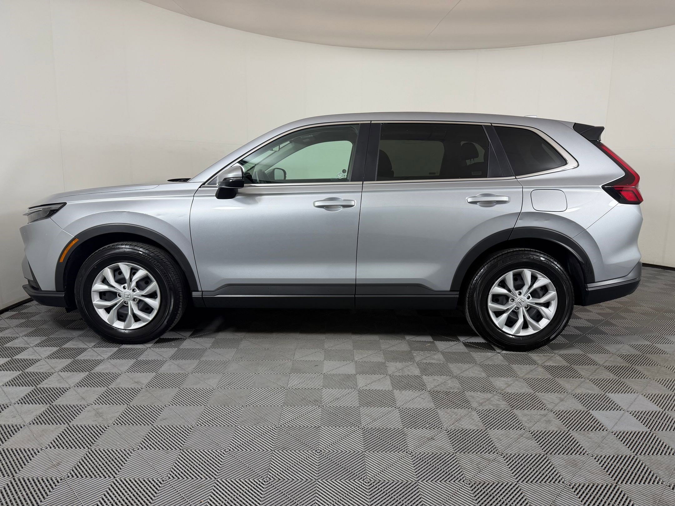 Used 2025 Honda CR-V LX image 2
