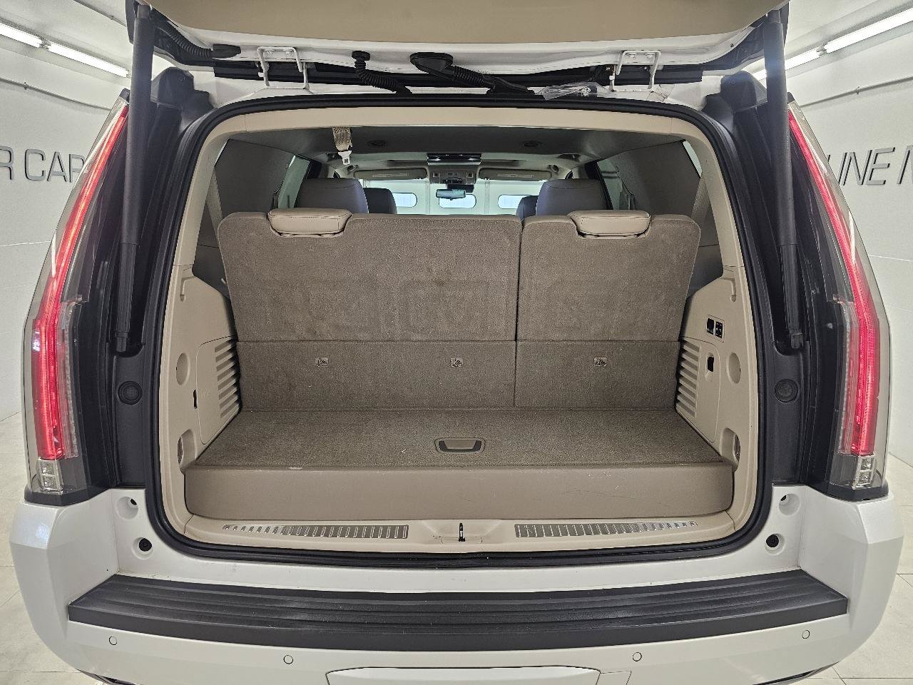 Used 2020 Cadillac Escalade Luxury AWD/4WD image 7