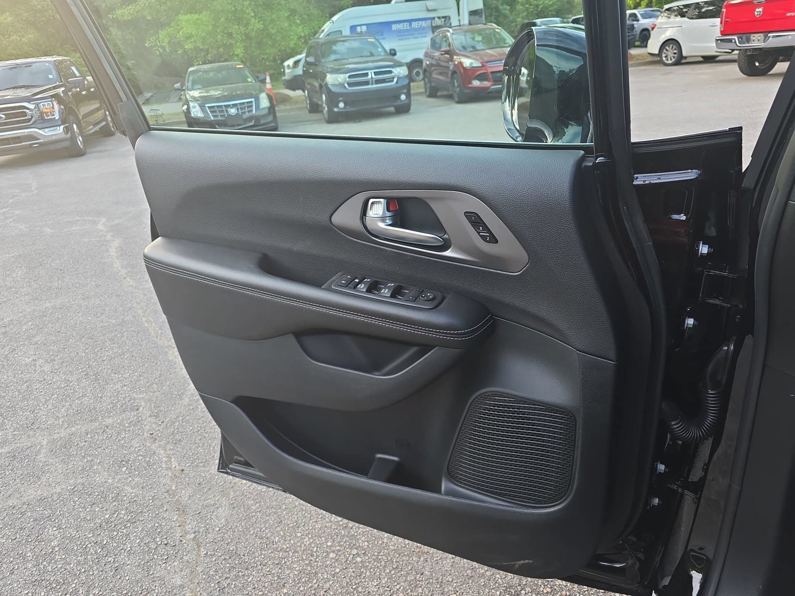 New 2026 Chrysler Pacifica Select FWD image 25