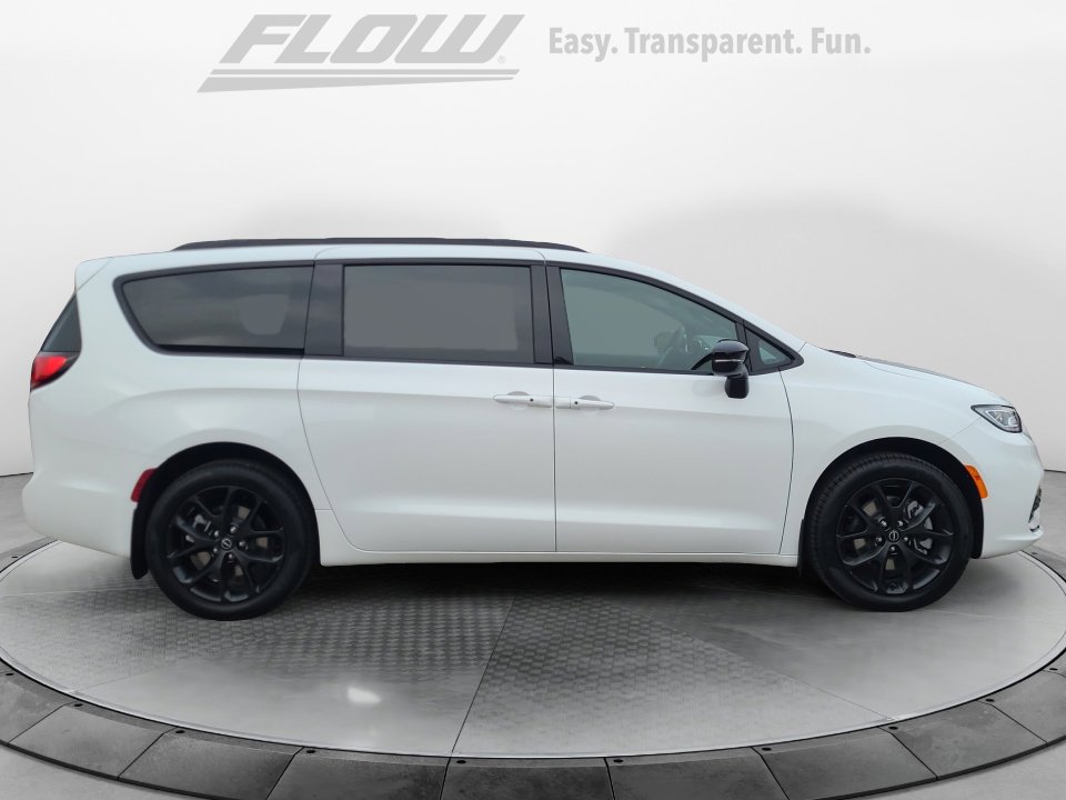 New 2026 Chrysler Pacifica Select w/ S Appearance Package image 8