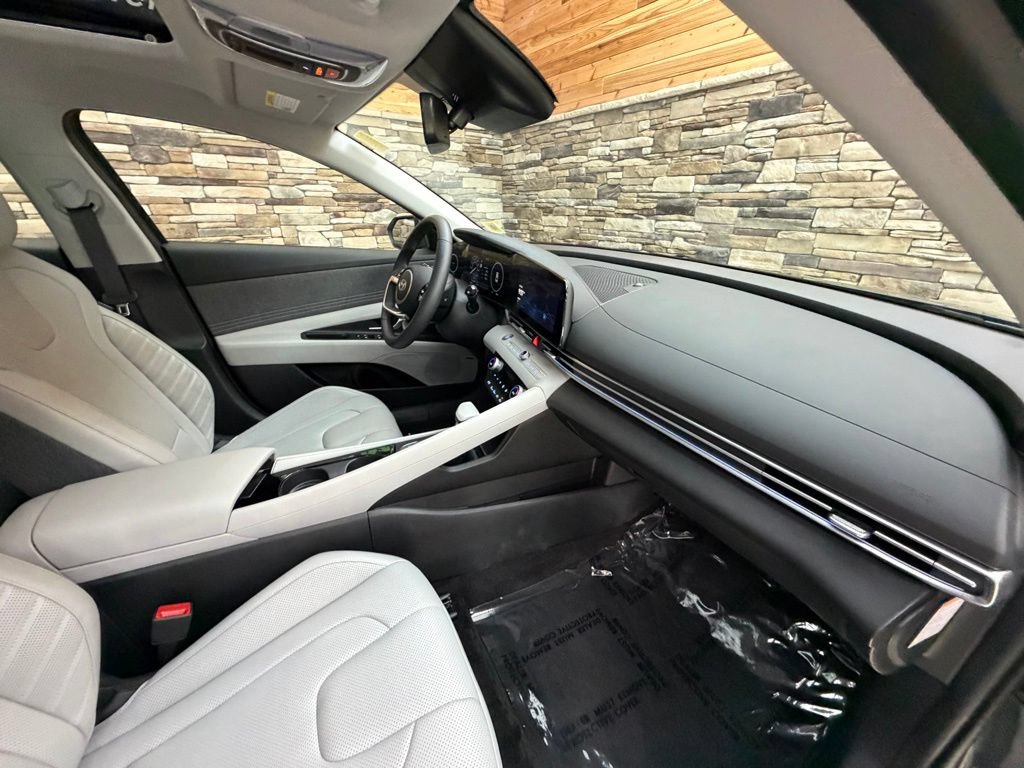 Used 2025 Hyundai Elantra Limited FWD image 13