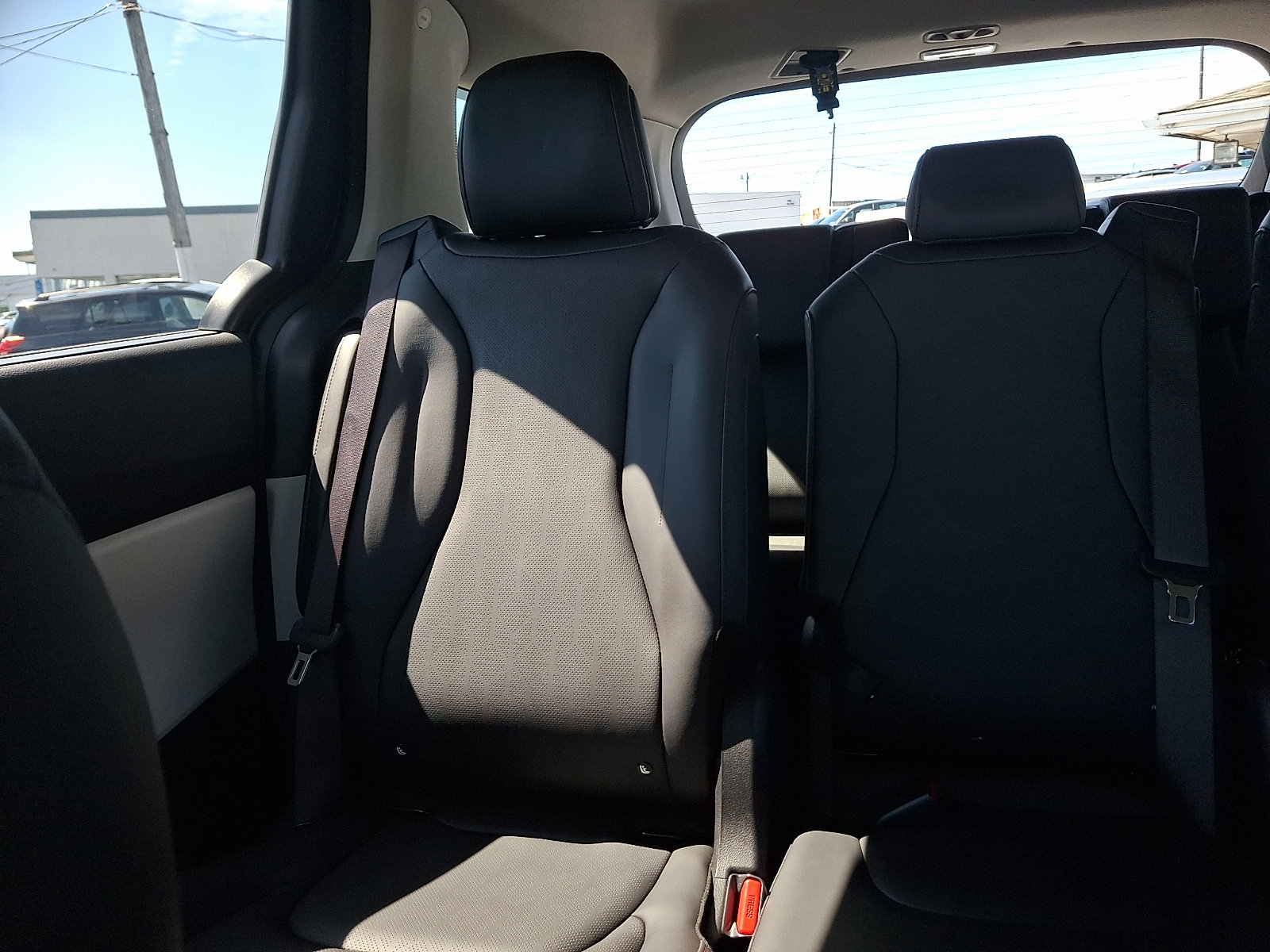 Used 2024 Kia Carnival EX FWD image 14