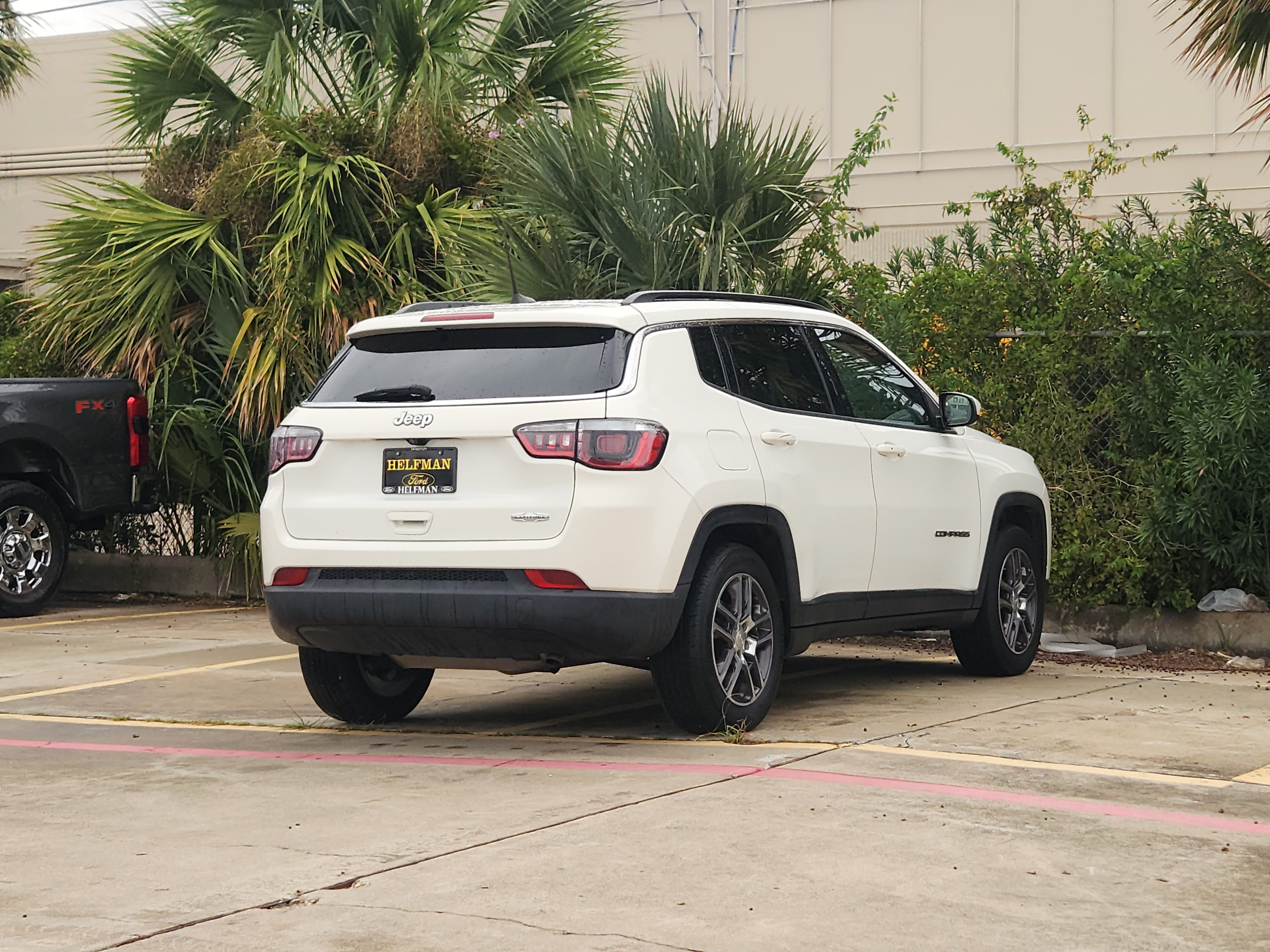 Used 2019 Jeep Compass Latitude FWD image 3