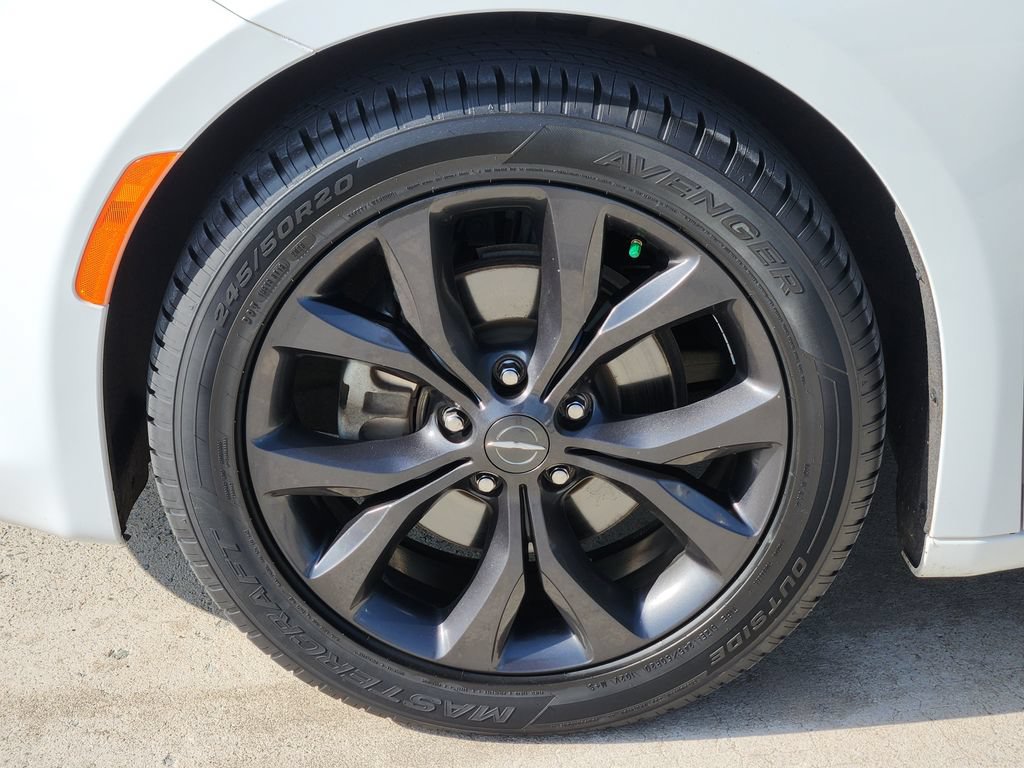 Used 2020 Chrysler Pacifica Touring w/ S Appearance Package FWD image 12