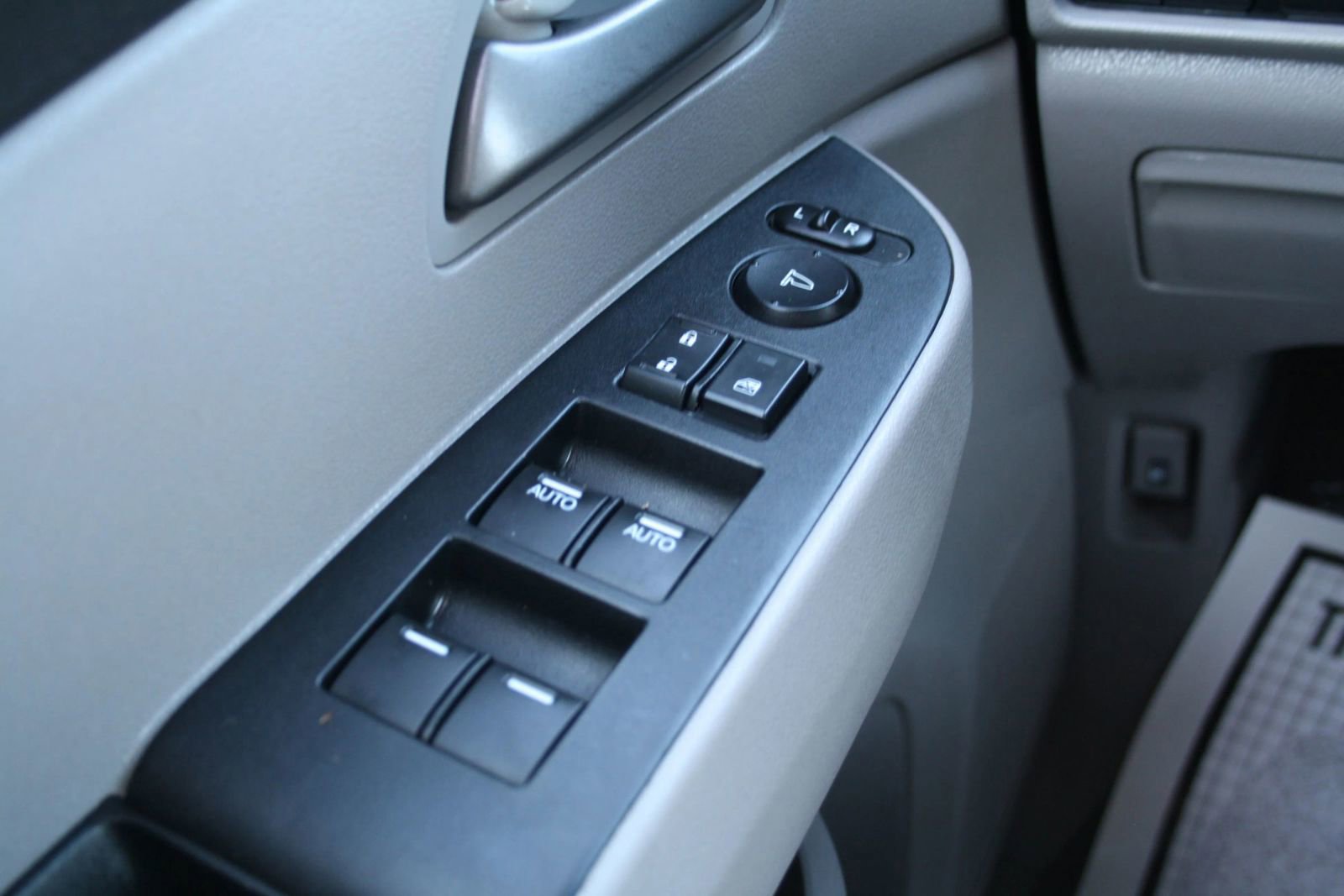 Used 2012 Honda Odyssey Touring Elite image 25