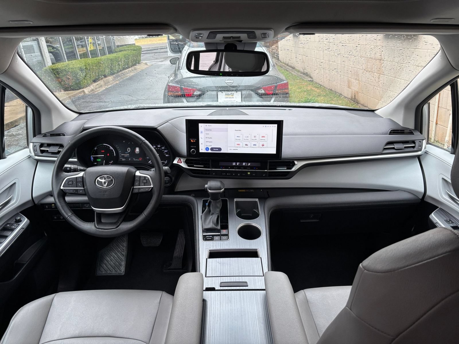 Used 2025 Toyota Sienna XLE FWD image 37
