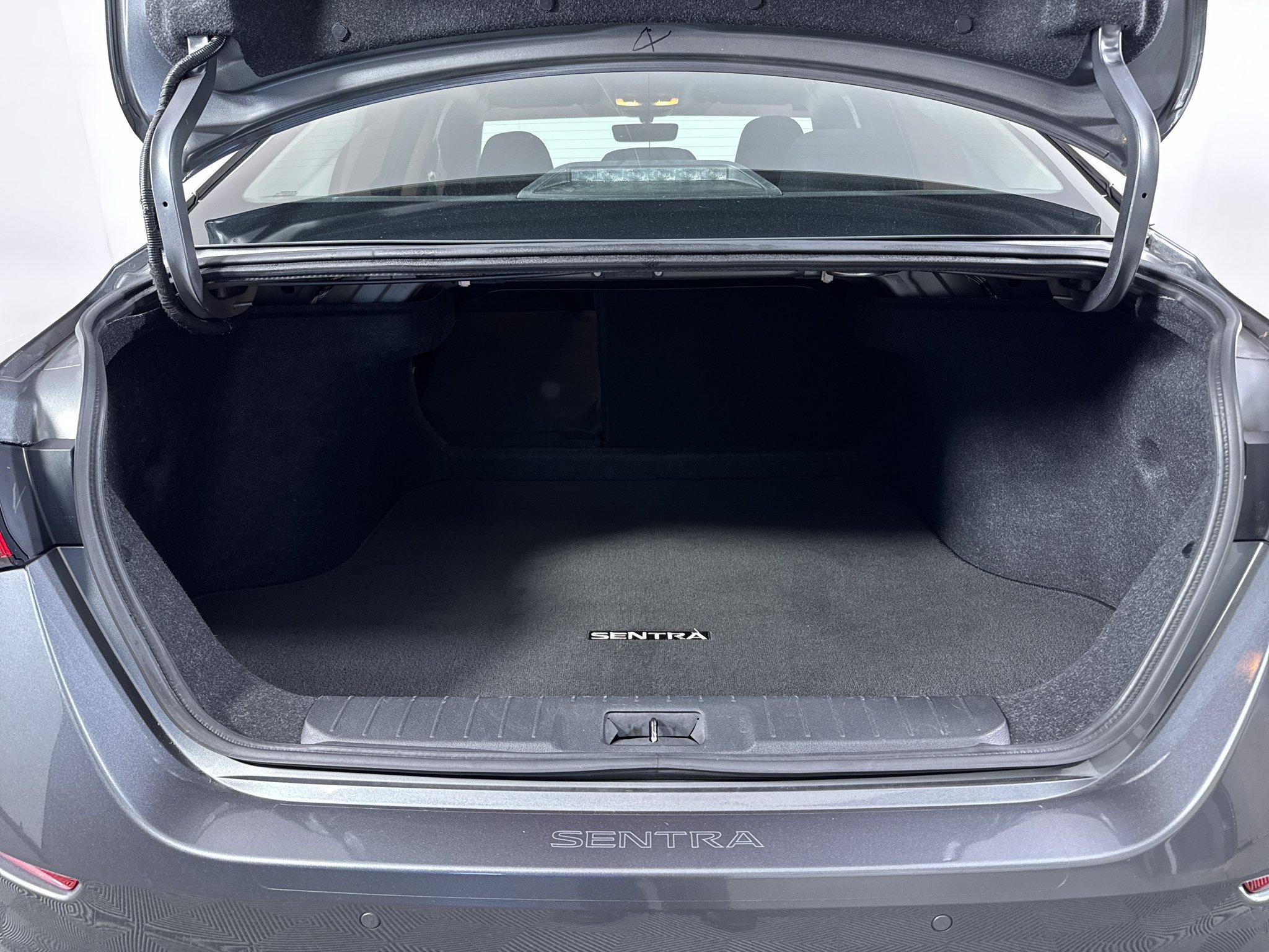 Used 2020 Nissan Sentra SR w/ Electronics Package FWD image 6