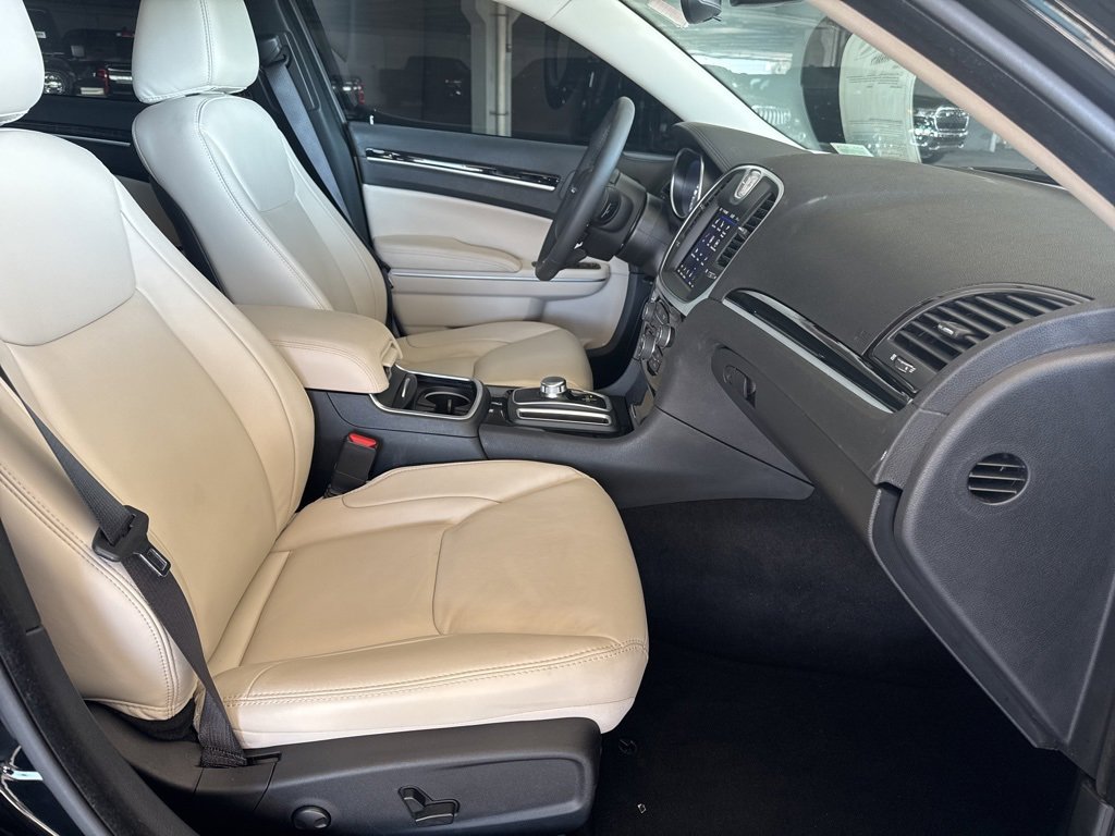 Used 2023 Chrysler 300 Touring L image 10