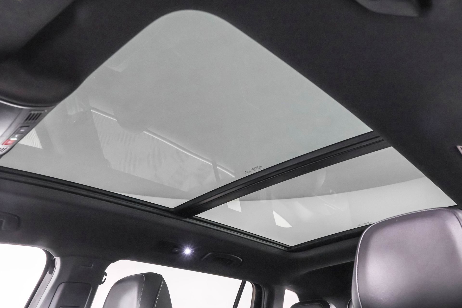 Used 2022 Volkswagen Tiguan SEL R-Line image 10