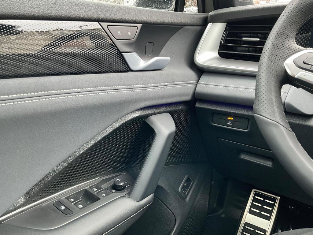 New 2026 Volkswagen Tiguan SE R-Line image 24