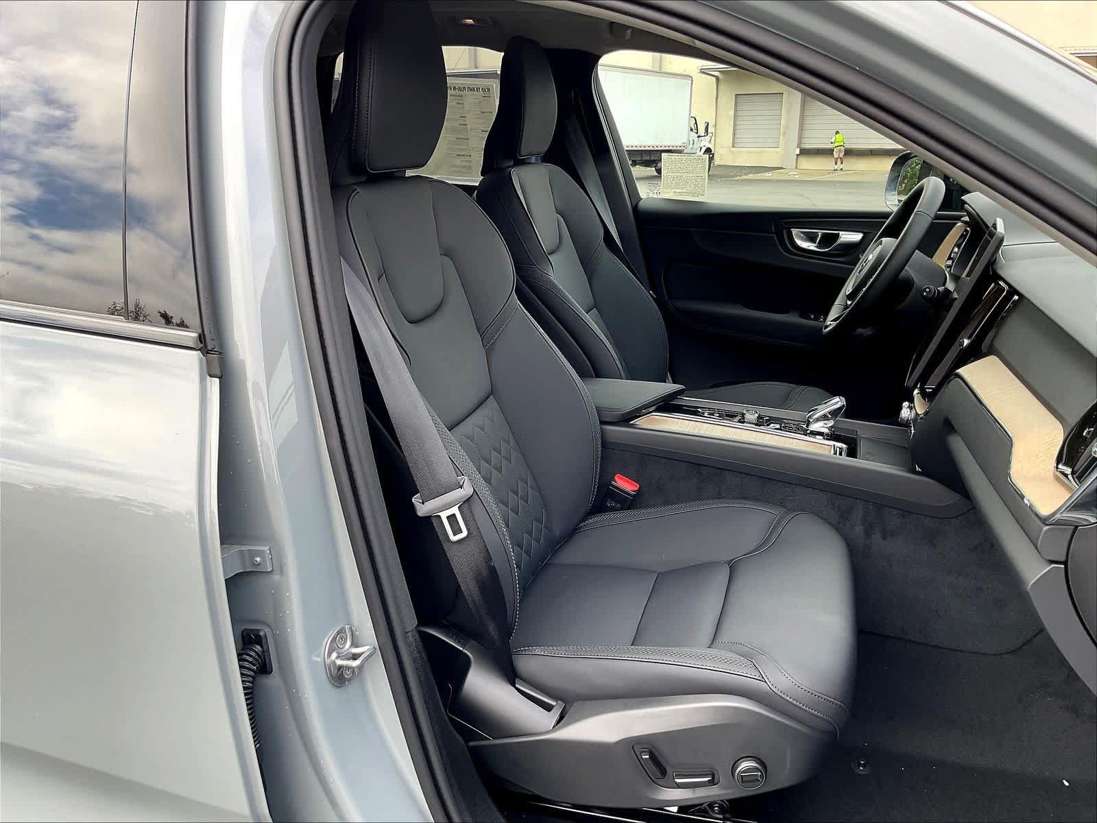 New 2026 Volvo XC60 T8 Plus w/ Climate Package PRO AWD/4WD image 31