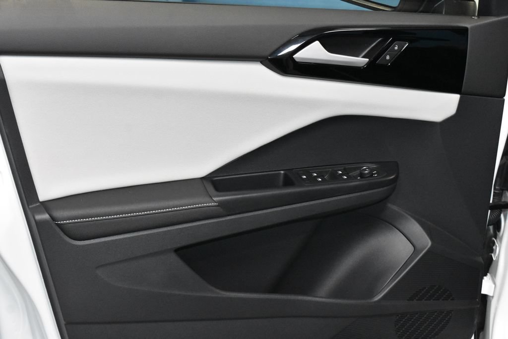 Certified 2025 Volkswagen Taos S AWD/4WD image 4