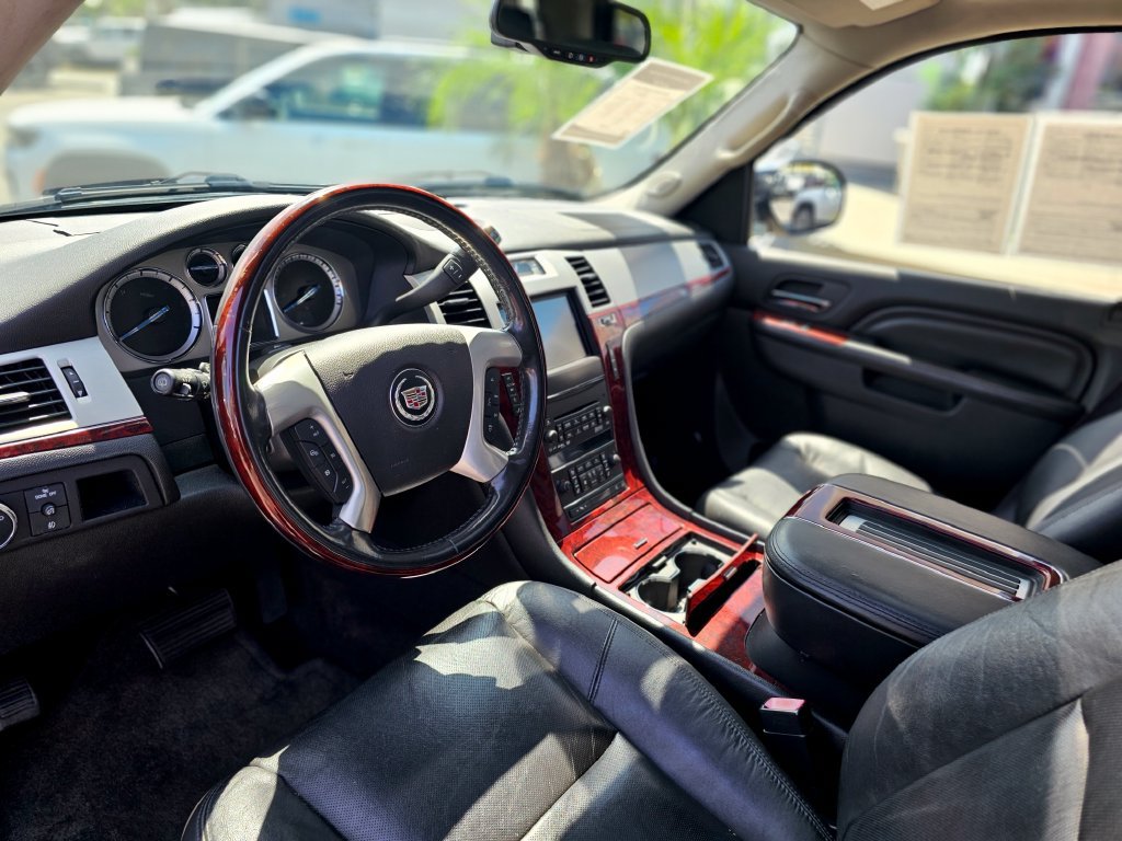 Used 2012 Cadillac Escalade Luxury RWD image 24